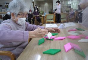 ひな祭りレク「ひし餅積みチャレンジ」